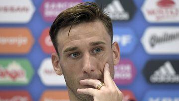Argentina&#039;s midfielder Lucas Biglia holds a press conference in Kazan on June 24, 2018, during the Russia 2018 World Cup football tournament.  / AFP PHOTO / JUAN MABROMATA