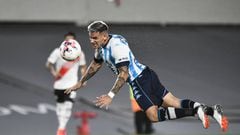 BUENOS AIRES, ARGENTINA - FEBRUARY 27: Enzo Copetti of Racing Club heads the ball and scores the first goal of his team during a match between River Plate and Racing Club as part of Copa de la Liga 2022 at Libertadores de America at Estadio Monumental Antonio Vespucio Liberti on February 27, 2022 in Buenos Aires, Argentina. (Photo by Rodrigo Valle/Getty Images)