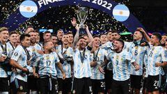 LONDON, ENGLAND - JUNE 01: Lionel Messi of Argentina lifts the Finalissima trophy after their sides victory during the 2022 Finalissima match between Italy and Argentina at Wembley Stadium on June 01, 2022 in London, England. (Photo by Claudio Villa/Getty