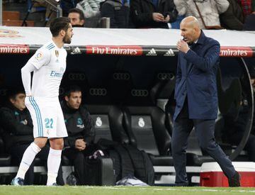 Zinedine Zidane dando instrucciones a Isco.