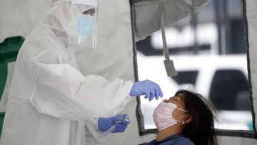 Una mujer se somete a una recolecci&oacute;n de muestras de hisopos en un centro de pruebas COVID-19 en Taguig, al sur de Manila, Filipinas, el 14 de julio de 2020. 