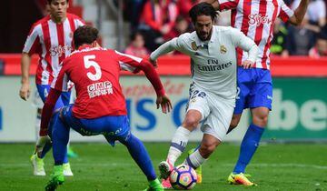Isco shimmies before scoring Real Madrid's first goal against Sporting Gijón