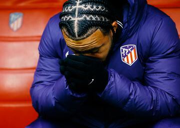 Curioso peinado en el banquillo del Atlético de Madrid, el protagonista: Memphis Depay.