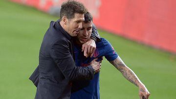 Atletico Madrid&#039;s Argentine coach Diego Simeone hugs Atletico Madrid&#039;s Argentine forward Angel Correa (R) at the end of the Spanish League football match between Real Betis and Club Atletico de Madrid at the Benito Villamarin stadium in Seville 