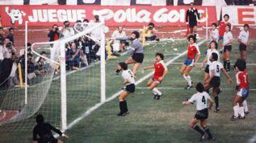 El mítico 'gol imposible' que el 'Mortero' Aravena le anotó a Uruguay. Seguramente el tiro libre más recordado de nuestro fútbol en la historia.