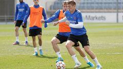 Kroos y Modric, en un entrenamiento en Valdebebas.