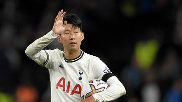 Heung-Min Son, jugador del Tottenham, se lleva el balón tras marcar un hat-trick ante el Leicester City.
