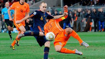 Iniesta fue el héroe del 2010 con el gol que le entregó el título a España en Sudáfrica 2010. El medio fue seleccionado para Alemania 2006 y Brasil 2014. 