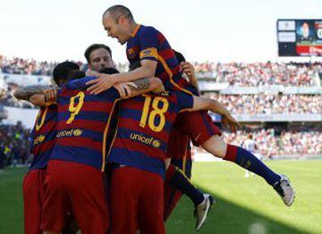 The Barcelona team celebrate the Luis Suárez opener.