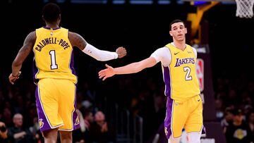 Lonzo Ball, base de Los Angeles Lakers, saluda a Caldwell-Pope, durante el partido contra San Antonio Spurs.