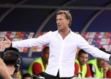 Morocco's coach Herve Renard gives his instructions during the 2019 Africa Cup of Nations (CAN) Round of 16 football match between Morocco and Benin at the Al-Salam Stadium in the Egyptian capital Cairo on July 5, 2019. (Photo by Khaled DESOUKI / AFP)