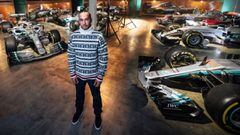 Lewis Hamilton y sus seis coches campeones del mundo de F&oacute;rmula 1. 