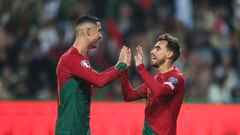 Lisboa (Portugal), 19/11/2023.- Portugal's Ricardo Horta (R) celebrates with Cristiano Ronaldo (L) after scoring the 2-0 goal during the UEFA EURO 2024 Group J qualifying soccer match between Portugal and Iceland in Lisbon, Portugal, 19 November 2023. (Islandia, Lisboa) EFE/EPA/MIGUEL A. LOPES
