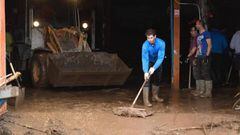 Rafa Nadal achica agua y barro en Sant Lloren&ccedil; del Cardassar tras las graves inundaciones que afectaron al municipio mallorqu&iacute;n.