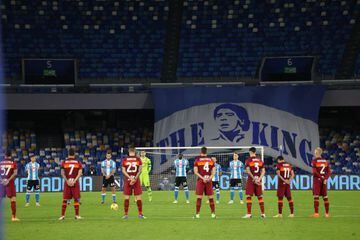 29 November 2020, Italy, Naples: Napoli and AS Roma players take part in a minute of applause for former Argentina player and manager Diego Maradona before the start of the Italian Serie A soccer match between SSC Napoli and AS Roma at the San Paolo stadi