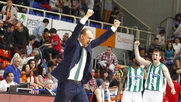 Zan Tabak celebra la victoria del Real Betis ante el Fuenlabrada.