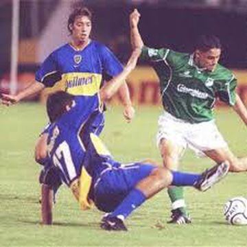 El primer triunfo de un equipo colombiano a Boca Juniors fue el 2 de mayo de 2001 en el estadio Pascual Guerrero. Ese día el Deportivo Cali goleó 3-0 a los argentinos. Era la última fecha del grupo y debían ganar para buscar avanzar a la siguiente fase, sin embargo, a pesar del gran resultado no lograron la clasificación.