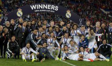 El primer título de James Rodríguez con el Real Madrid fue la Supercopa de la UEFA tras vencer 2-0 al Sevilla.
