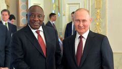 FILE PHOTO: Russian President Vladimir Putin shakes hands with South African President Cyril Ramaphosa after a meeting with delegation of African leaders to discuss their proposal for peace talks between Russia and Ukraine, in Saint Petersburg, Russia June 17, 2023. Yevgeny Biyatov/Host photo agency RIA Novosti via REUTERS ATTENTION EDITORS - THIS IMAGE WAS PROVIDED BY A THIRD PARTY. MANDATORY CREDIT./File Photo
