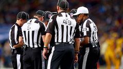 Los árbitros, uno de los elementos más importantes de la NFL.