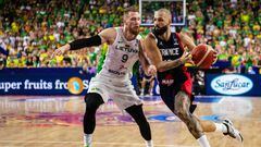 Lithuania's Ignas Brazdeikis (l) and France's Evan Fournier fight for the ball.