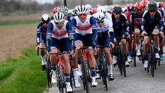 Mads Pedersen y Jasper Stuyven lideran el pelot&oacute;n durante el Tour de Flandes.