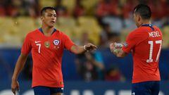 Chile&#039;s Gary Medel (R) gives the captain&#039;s band to teammate Alexis Sanchez as he leaves the field during their Copa America football tournament group match at Maracana Stadium in Rio de Janeiro, Brazil, on June 24, 2019. (Photo by Mauro PIMENTEL / AFP)