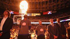 Kevin Durant y Stephen Curry durante el himno de Estados Unidos en el Oracle Arena.