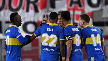 Boca Juniors' defender Luis Advincula (L), forward Sebastian Villa (L-2), midfielder Guillermo Fernandez (R-2), and midfielder Esteban Rolon (R) argue with the referee Dario Herrera (C) during their Argentine Professional Football League Tournament 2023 match against River Plate at El Monumental stadium, in Buenos Aires, on May 7, 2023. (Photo by Luis ROBAYO / AFP)