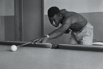 Pelé se distrae jugando billar en una fotografía fechada en 1960.
