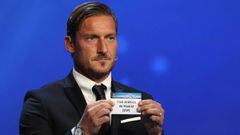 Francesco Totti, mostrando el nombre del Atl&eacute;tico de Madrid durante el sorteo de la Champions League.