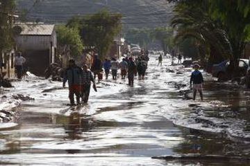 La cantidad de lluvia caída en poco tiempo en Copiapó, una zona desértica del norte de Chile, provocó el desborde del río y aluviones de barro y escombros. Chañaral también sufrió duras consecuencias.
