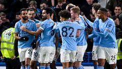 London (United Kingdom), 05/01/2023.- Riyad Mahrez (L) of Manchester City celebrates with teammates after scoring the opening goal during the English Premier League soccer match between Chelsea FC and Manchester City in London, Britain, 05 January 2023. (Reino Unido, Londres) EFE/EPA/Andy Rain EDITORIAL USE ONLY. No use with unauthorized audio, video, data, fixture lists, club/league logos or 'live' services. Online in-match use limited to 120 images, no video emulation. No use in betting, games or single club/league/player publications
