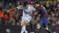 Messi y Ra&uacute;l luchan por un bal&oacute;n 