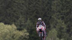 Enea Bastianini celebra su pole en la clasificación del GP de Austria de MotoGP, en el circuito de Spielberg