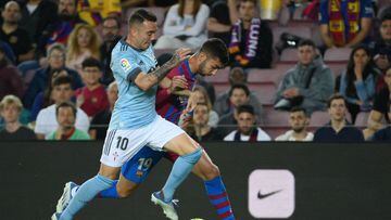 Iago Aspas pugna por el bal&oacute;n con Ferran Torres durante el partido contra el Barcelona.