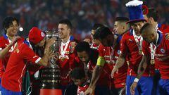 El jugador de Chile Jorge Valdivia besa la Copa America 2015