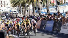 El pelotón toma la salida en la segunda etapa del Tour de Francia en Niza.