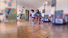 Niño juega como estrella de la NBA ante su padre