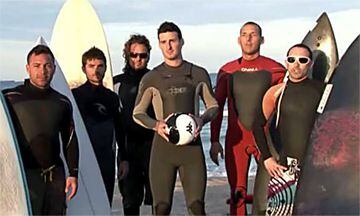 El País Vasco, es una de las zonas con más tradición de surf en la Península Ibérica. La cultura y dicha proximidad han empujado a muchos futbolistas vascos entre ellos a Aduriz a surfear.