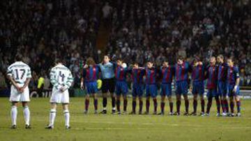 Los jugadores de Barcelona y Celtic guardaron un minuto de silencio antes del partido de Copa de la UEFA en Glasgow.