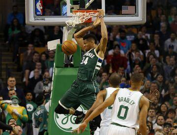Giannis Antetokounmpo realiza un mate ante los Boston Celtics.