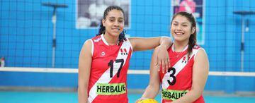 Thaisa Mc Leod y Claudia Palza, opuestas de la selección U20 de voleibol femenino de Perú.