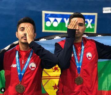 Luego de recibir sus medallas en Guatemala, dos seleccionados de bádminton se taparon un ojo en homenaje a las personas que sufrieron lesiones oculares. “Nos quitaron tanto, que nos quitaron hasta el miedo…” escribió.
