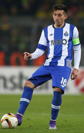 En 2013 dejó al Pachuca por el Porto.