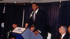 Previo a la campa&ntilde;a 1991 Earvin Johnson descubri&oacute; que era portador del VIH y tras ser discriminado, lider&oacute; la lucha contra el virus en el deporte de USA.