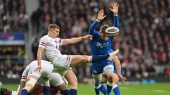 Italy's lock Federico Ruzza (R) charges down England's srum-half Jack van Poortlviet during the Six Nations international rugby union match between England and Italy at Twickenham Stadium, west London, on February 12, 2023. (Photo by Glyn KIRK / AFP)