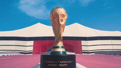 La Copa del Mundo de la FIFA a las afueras del estadio Al Bayt, sede de Qatar 2022.