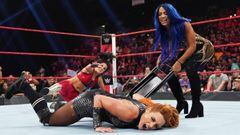 Sasha Banks golpea a Becky Lynch.