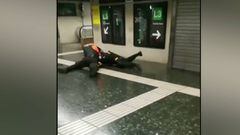 Lío en el Metro de Barcelona: Dos vigilantes se pelean